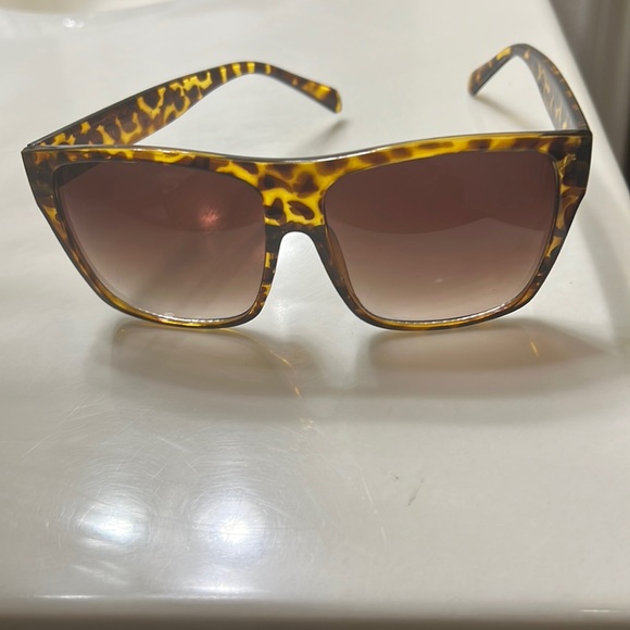 Animal Print Oversized Sunglasses - Picture 3 of 4